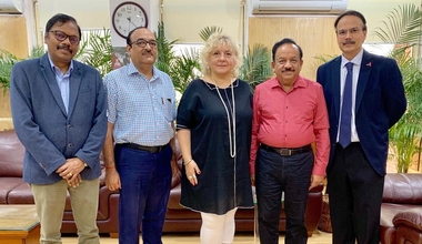 Minister Dr. Harsh Vardhan with Lucica Ditiu, Suvanand Sahu and Sreenivas Nair from the Stop TB Partnership, and Vikas Sheel from the Ministry of Health, India. Picture taken prior to COVID-19 pandemic.